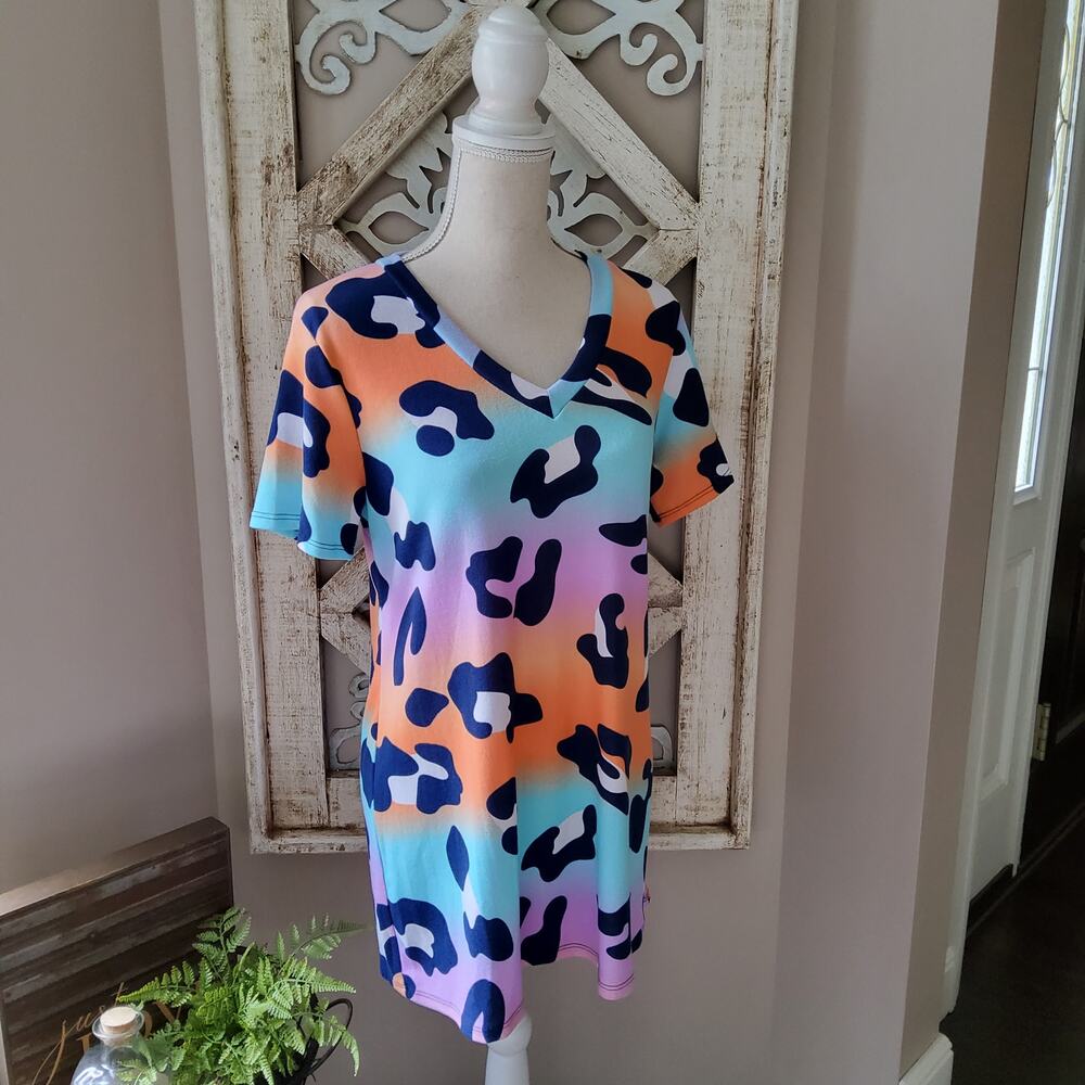 Heimish Women's Short Sleeve Soft Baby French Terry Vibrant Leopard Gradient Tee